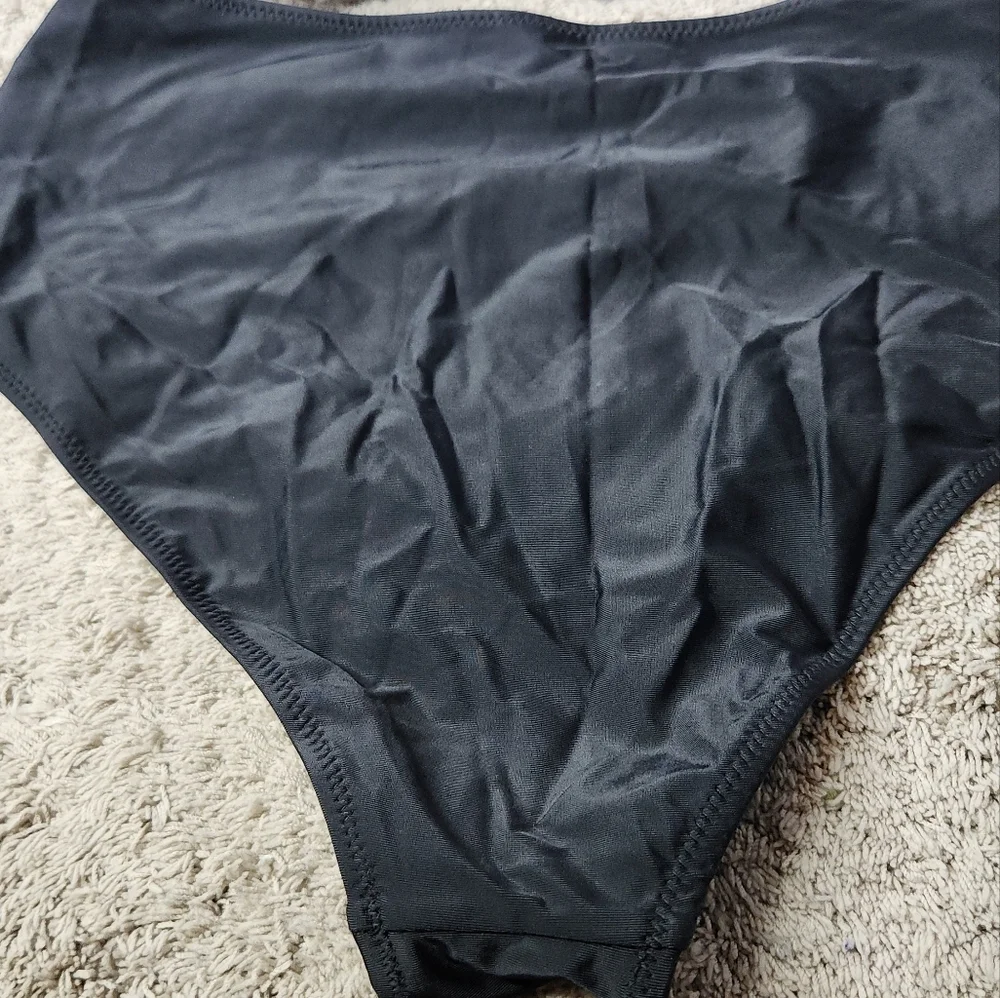 Women's Bikini Set With Black Bottoms & A Black/Pink Floral Swim Top - L